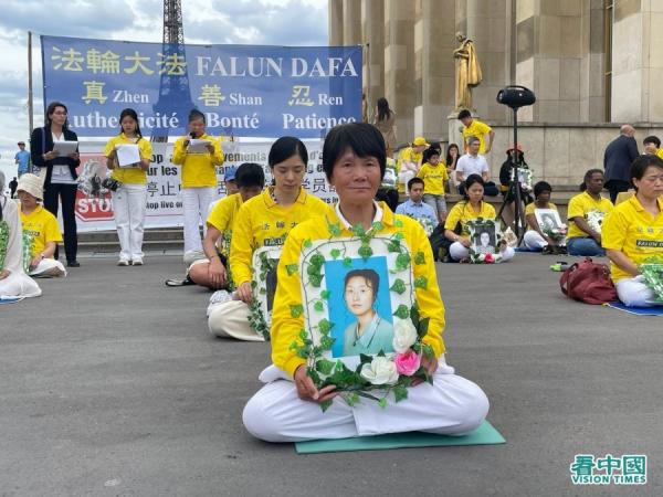 芬兰法轮功学员刘玉梅女士手捧妹妹刘玉清遗像。（摄影：金美善/看中国）
