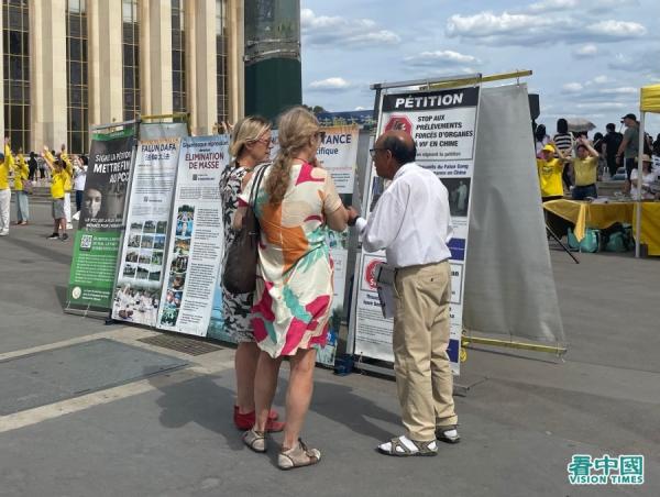 正在了解真相的法国民众。（摄影：金美善/看中国）