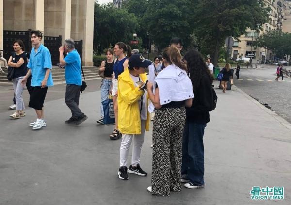 在解体中共请愿书上签字的法国民众。（摄影：陈成/看中国）