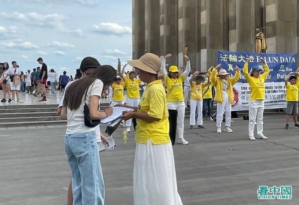 在解体中共请愿书上签字的法国民众。（摄影：金美善/看中国）