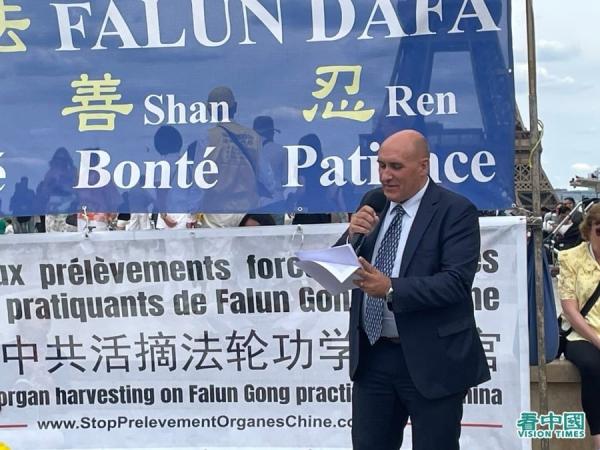 国际人权机构“医生反对强摘器官协会”（DAFOH）的法国代表Harold King先生在集会上讲话。（摄影：金美善/看中国）