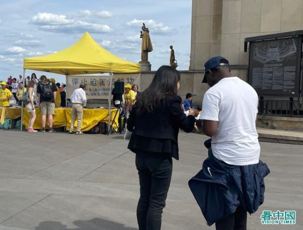 在解体中共请愿书上签字的法国民众（摄影：金美善/看中国）