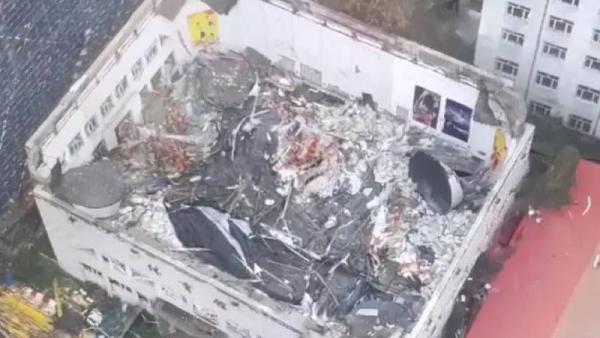 7月23日下午4时许,齐齐哈尔市龙沙区第34中学一个体育馆楼顶突然发生坍塌。(图片来源:微博)