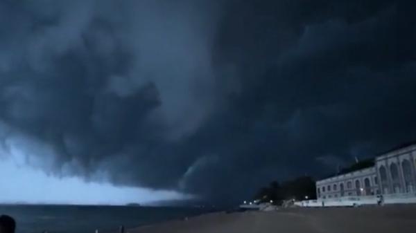 7月28日上午台风“杜苏芮”来到福建厦门前的海边景象。(图片来源:视频截图)