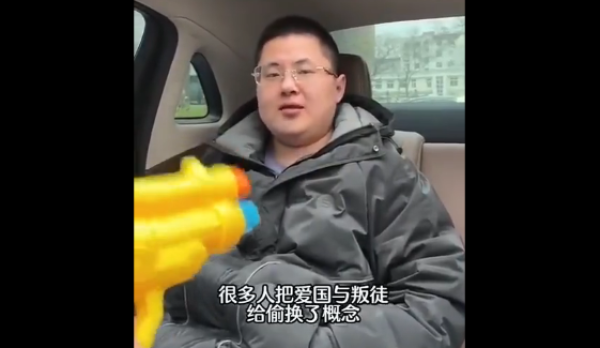 一名中国青年说道:其实很多人把爱国和叛徒偷换了概念。(图片来源:视频截图)