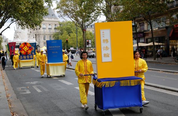 8月26日,法轮功学员在巴黎参加反迫害游行。(图片来源:看中国)