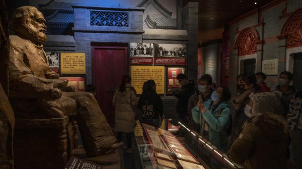 2021年12月16日,人们在中国共产党博物馆参观时观看马克思的雕像。该博物馆于2021年6月正式开放,正值中国共产党成立100周年纪念之年。(图片来源: Andrea Verdelli/Getty Images)