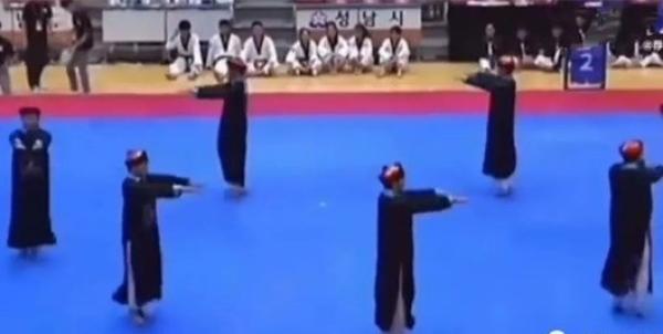 7月下旬在韩国举办的国际体育赛事上,中国选手集体用满清时代的僵尸造型亮相,还在场上大跳僵尸舞。(图片来源:视频截图)