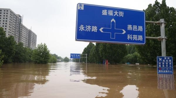 8月2日河北涿州暴雨后被淹没的街道。(图片来源:Getty Images)