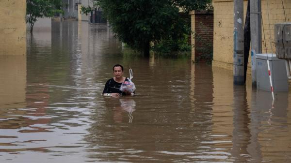 中国河北涿州民众在滔滔洪水中逃生。(图片来源:Kevin Frayer/Getty Images)
