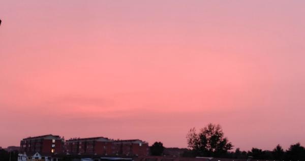网友拍摄到地震前一晚的天空。(图片来源:微博截图)