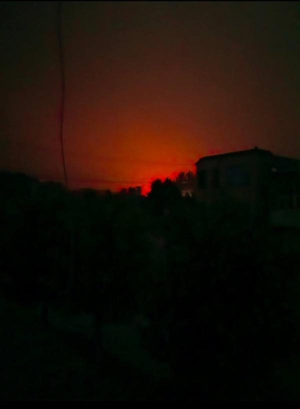 网友拍到山东多地天空出现诡异红光。(图片来源:微博截图)