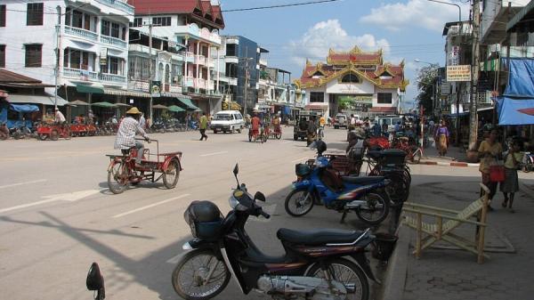 缅甸的苗瓦迪,已是东南亚第二大人口贩卖集散中心。图为苗瓦迪朝东的主街。(图片来源:公有领域)