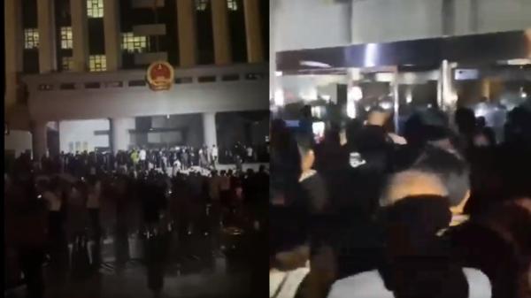 河北霸州灾民凌晨在市府门前抗议砸门。(图片来源:视频截图)