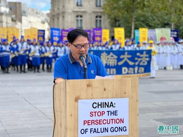 法国法轮大法协会会长唐汉龙先生在集会上致辞。(摄影:宋源/看中国)