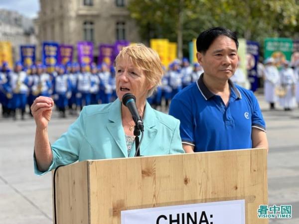 法国前部长奥斯塔丽女士(左)在集会上讲话。(摄影:宋源/看中国)