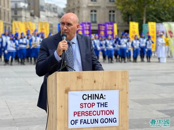 国际人权机构“医生反对强摘器官协会”(DAFOH)的法国分会会长Harold King先生在集会上发言。(摄影:宋源/看中国)