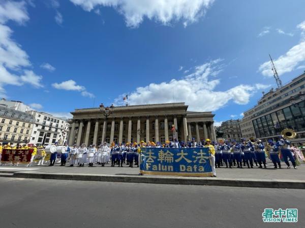 8月26日,欧洲天国乐团在巴黎交易所广场。(图片来源:看中国)