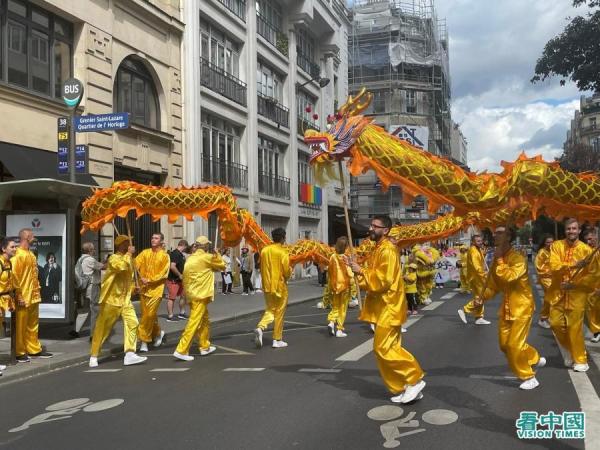 8月26日,舞龙队在巴黎参加法轮功学员反迫害游行。(图片来源:看中国)