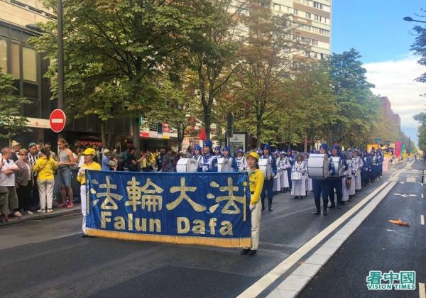 8月26日,欧洲天国乐团在巴黎参加反迫害游行。(图片来源:看中国)