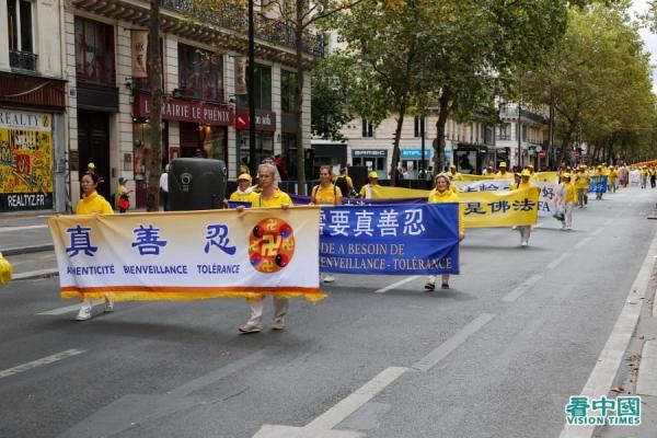 8月26日,法轮功学员在巴黎参加反迫害游行。(图片来源:看中国)