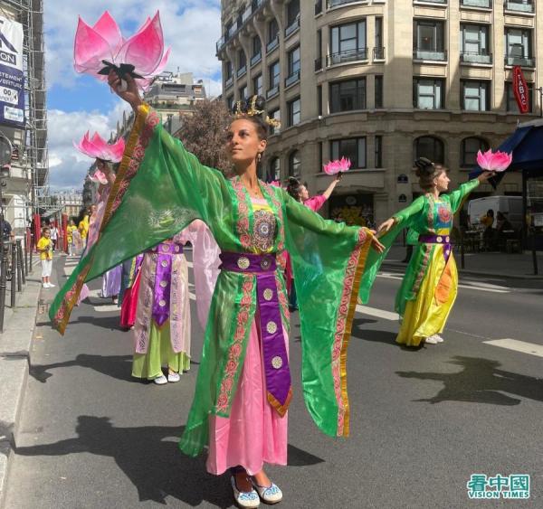 8月26日,仙女队在巴黎参加法轮功学员反迫害游行。(图片来源:看中国)