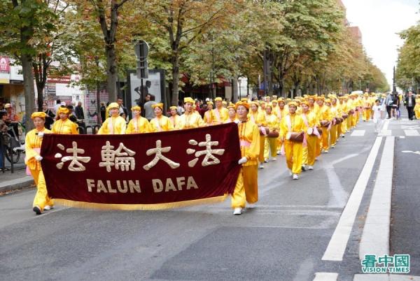 8月26日,法轮功学员在巴黎参加反迫害游行。(图片来源:看中国)