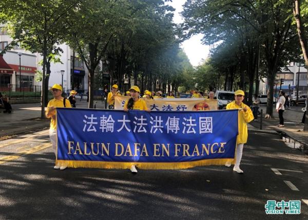 8月26日,法轮功学员在巴黎参加反迫害游行。(图片来源:看中国)