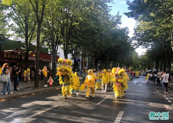 8月26日,舞狮队在巴黎参加法轮功学员反迫害游行。(图片来源:看中国)