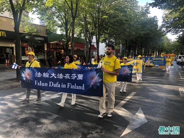 8月26日,法轮功学员在巴黎参加反迫害游行。(图片来源:看中国)