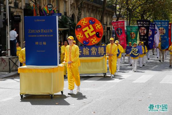 8月26日,法轮功学员在巴黎参加反迫害游行。(图片来源:看中国)