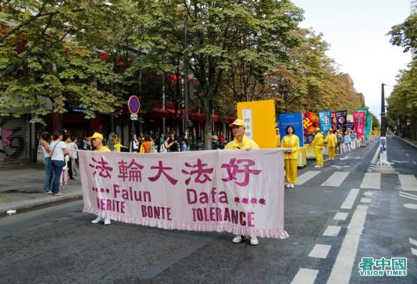 8月26日,法轮功学员在巴黎参加反迫害游行。(图片来源:看中国)