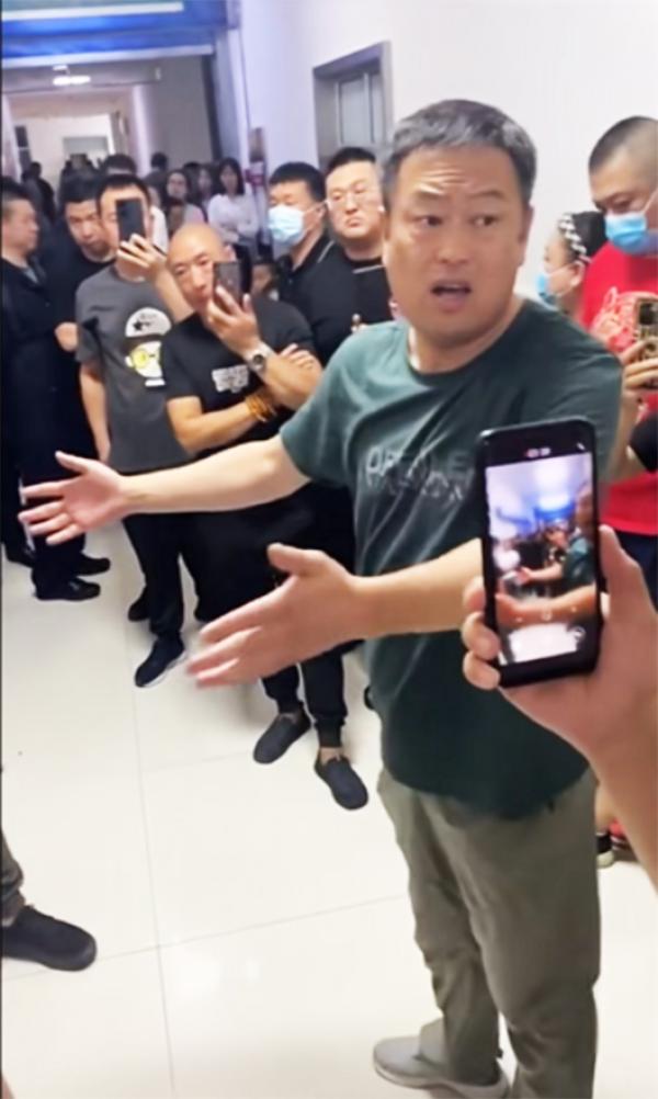 家长怒斥五六小时无人与他们沟通。