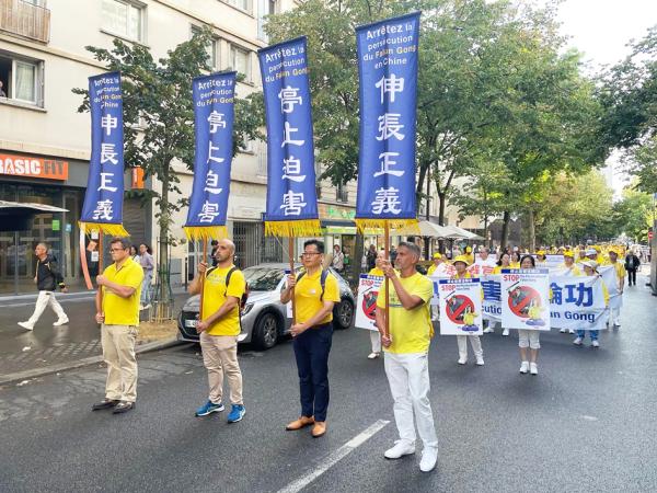 游行队伍经过巴黎13区的华人区