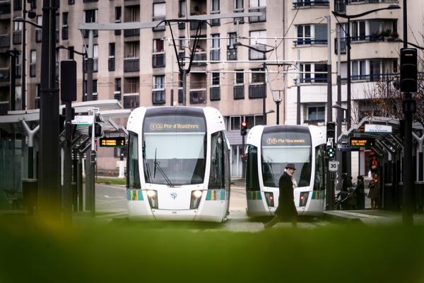 巴黎的T3b有轨电车(LIONEL BONAVENTURE/AFP via Getty Images)