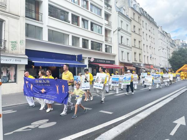 游行队伍经过巴黎3区华人区