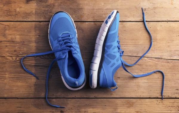 巴菲特念高中时,全年就只穿一双鞋,就算是下雪的时候也是如此。(图片来源:翻拍)