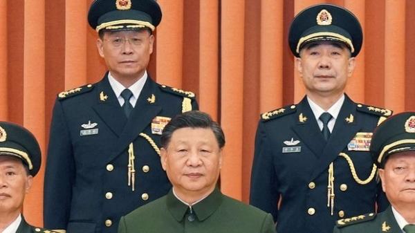 习近平(中)为新任火箭军司令员王厚斌(后排左)、新任火箭军政委徐西盛(后排右)晋升上将军衔。