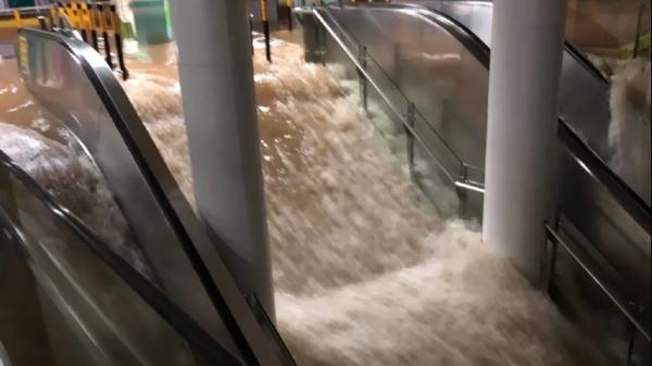 9月7日极端大暴雨席卷深圳,电梯成河。(图片来源:网路截图)