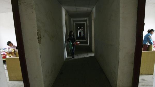 重庆某地一处简陋小学生宿舍的贫困孩子们。(图片来源:Getty Images)