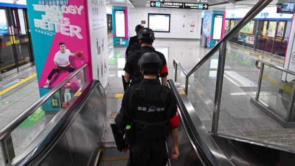 杭州亚运期间,在地铁中巡逻的警察。(图片来源:ADEK BERRY/AFP via Getty Images)
