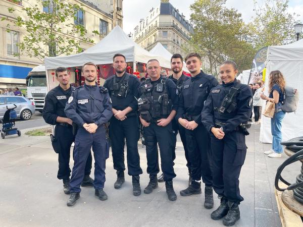 负责本次活动治安的美丽城巡逻队部分成员。