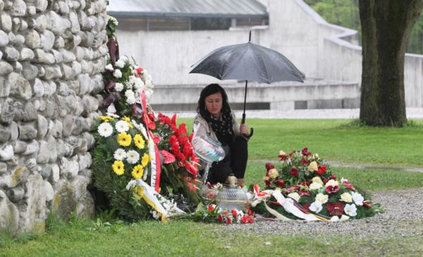 民众纪念纳粹集中营死难者。(Getty Images)