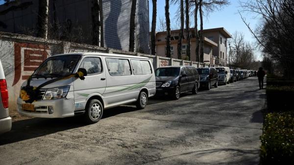 2022年12月22日北京一家火葬场灵车排长龙等候。(图片来源:Getty Images)