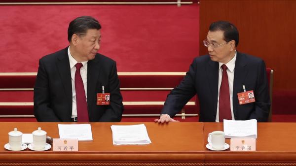 2023年3月5日,中共国务院总理李克强(右)在北京人民大会堂举行的全国人民代表大会开幕式上发表工作报告后走过中共国家主席习近平(左)身边。