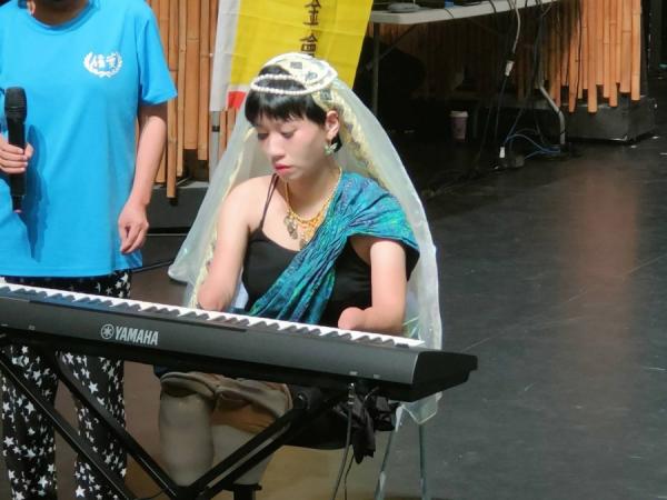 “截肢斗士”郭韦齐以断肢演奏电子琴,带来一曲《感恩的心》。