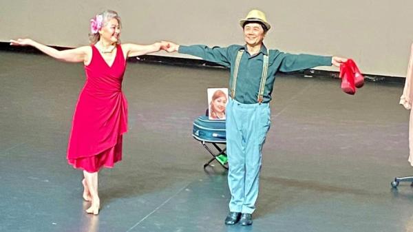 “听语障斗士”陈濂侨(右)和“独臂舞者”王蜀荞表演默剧《梦中情人》。