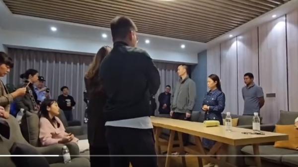 四川省教科研究院附属实验中学身亡学生家长与校方交涉。(图片来源:视频截图)