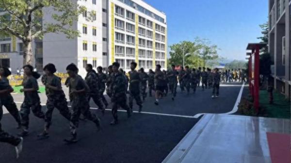 近日广东省清远市一所职业学校被爆因为没有老师给学生现场上课,引发近700名新生集体退学。(图片来源:网络图片)