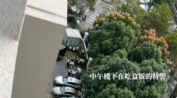 李克强去世禁聚集悼念,大批维稳特警吃午餐。 (图片来源:网络图片)